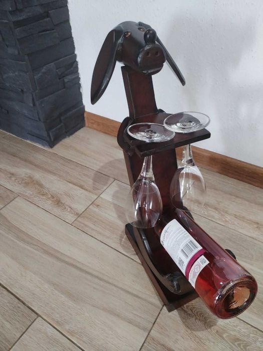 Upominek stojak drewniany na alkohol.