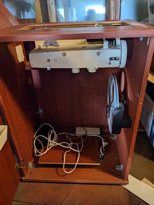 Швейна машинка Чайка 142 М