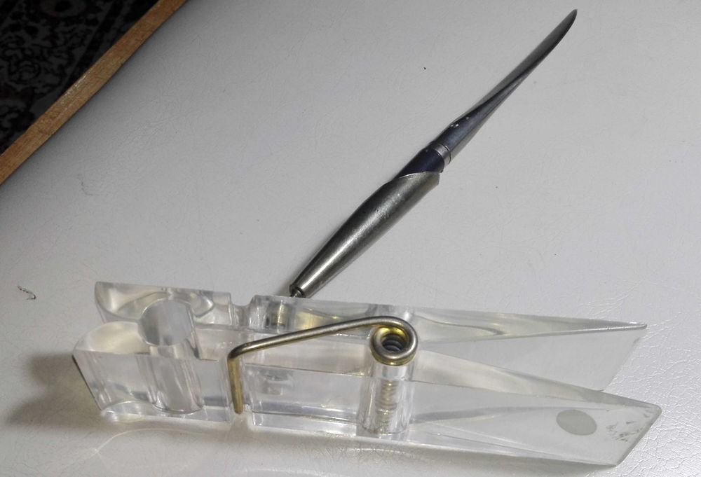 Mola para papeis c/suporte caneta