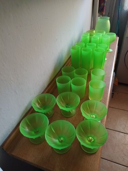 Zestaw 29 elementów: szklanki,kieliszki,pucharki i wazon