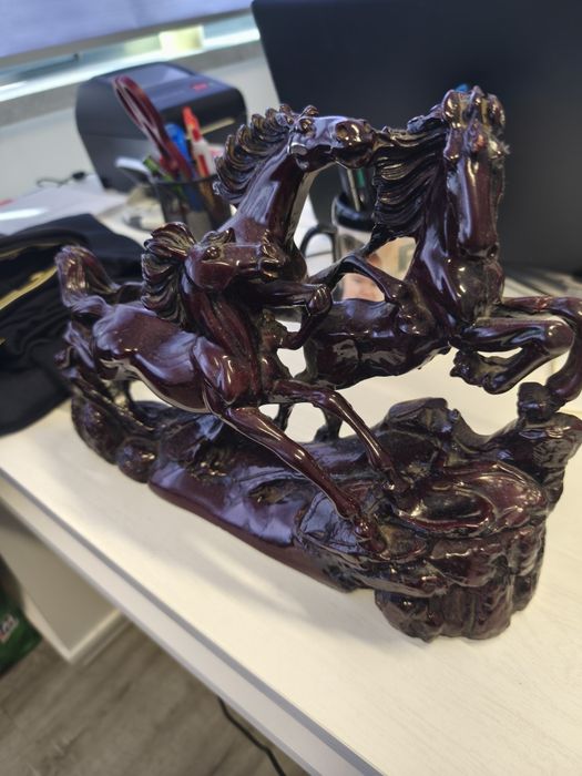 Vendo estatueta de cavalos (portes incluídos)