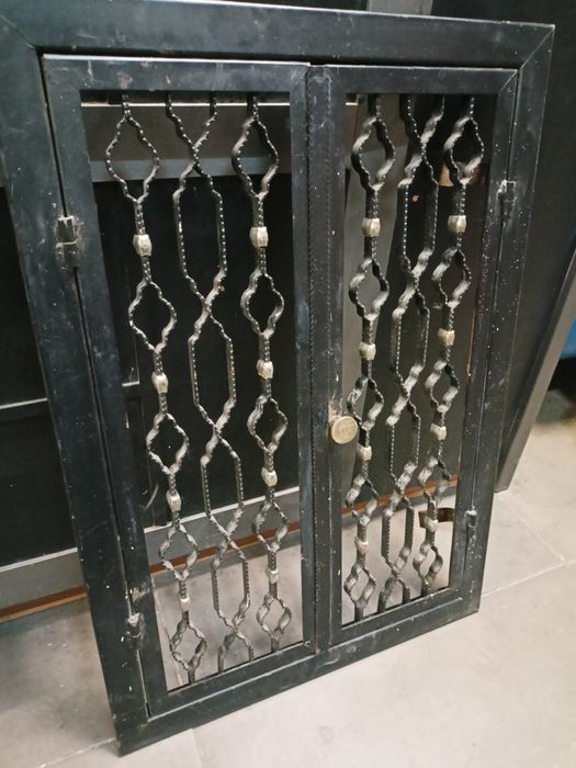 Metalowe ażurowe drzwiczki ozdobne