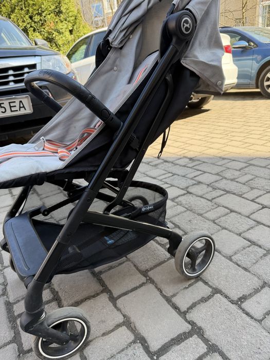 Прогулянкова коляска Cybex beezy + дощовик, рукавиці bair та підстаканник.