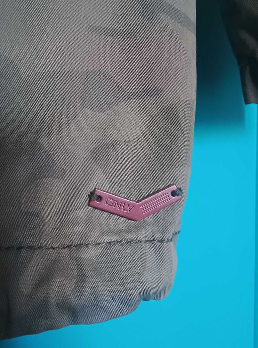 Damska parka khaki z kapturem w kwieciste wzory, rozmiar XS