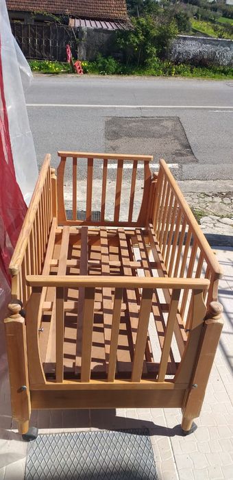 Cama de bebé de madeira
