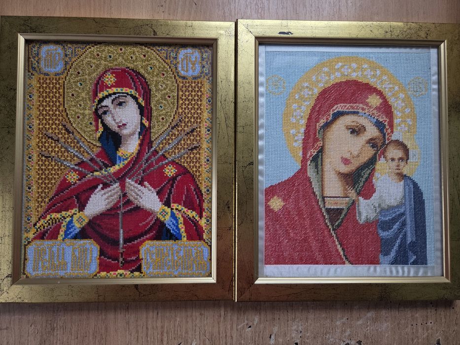 Дві вишиті ікони в рамках