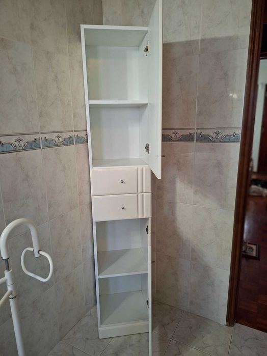 Acessórios de casa de banho - Armário, porta toalhas e porta papel higiénico