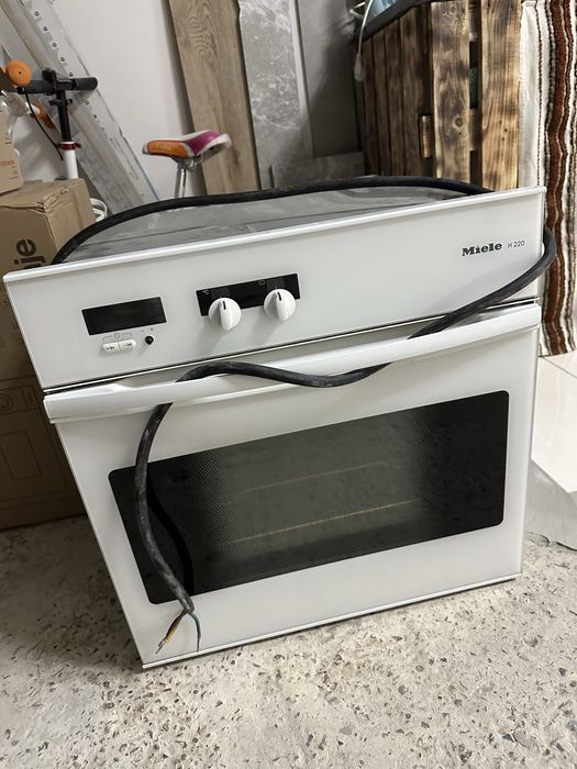Вмонтована духовка Miele