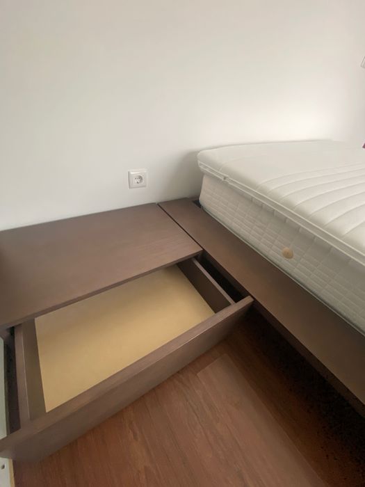 Cama em wengue, colchão e sobre colchão