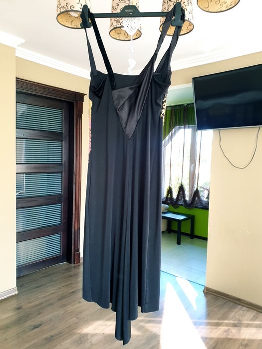 Вечірнє плаття чорний атлас з вишитим принтом