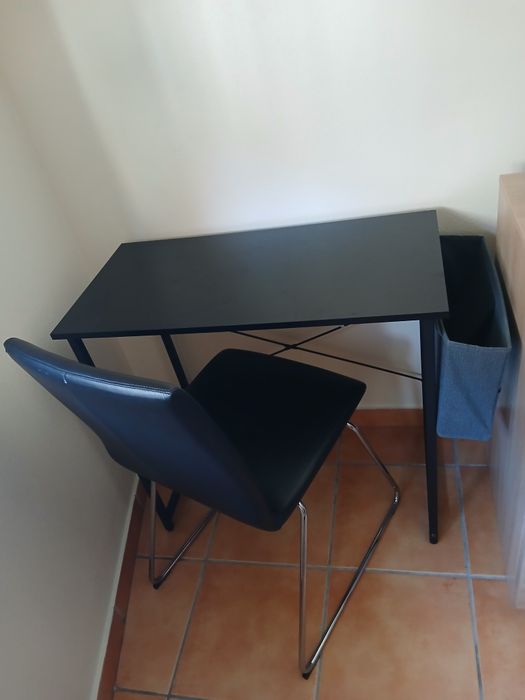Mesa de computador com cadeira