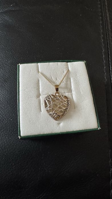 Łańcuszek i zawieszka serce z dwukolorowego złota.