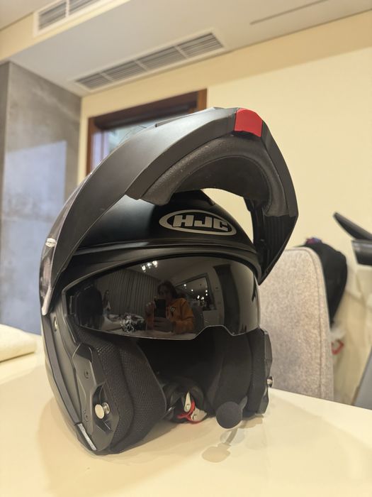 Capacete HJC com intercomunicador Cardo