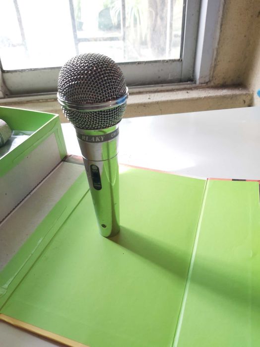 Microfone de mão modelo CM-728 da marca RLAKY