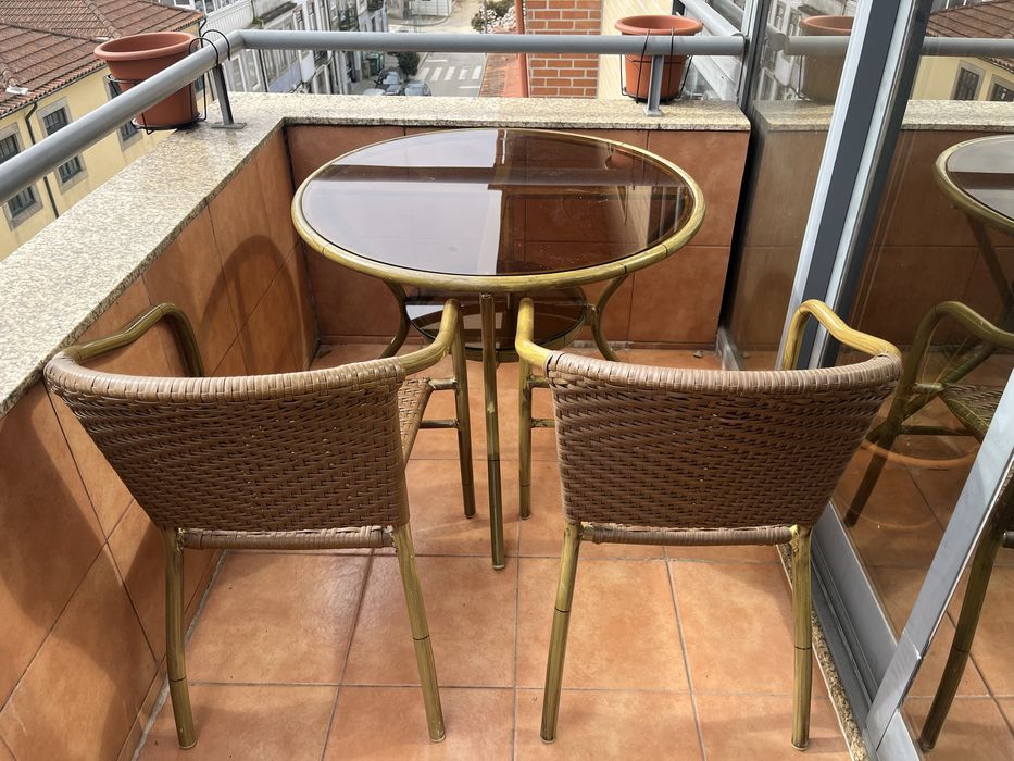 Mesa e cadeiras varanda