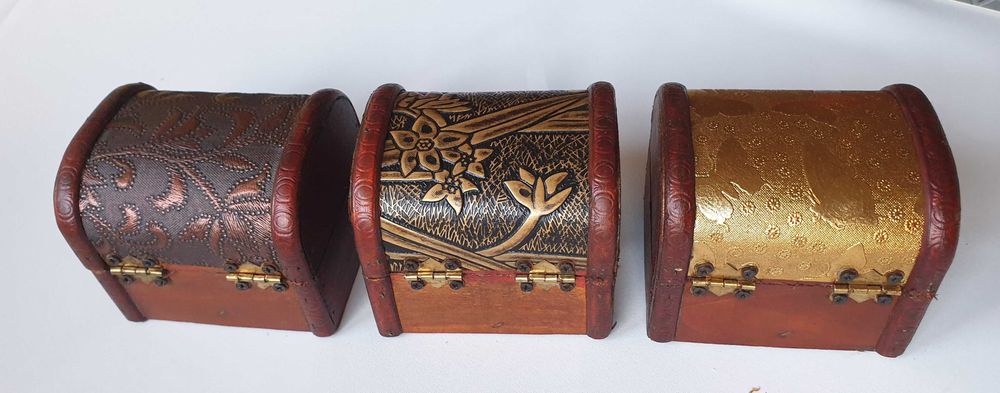 Mały ozdobny kuferek z drewna - szkatułka