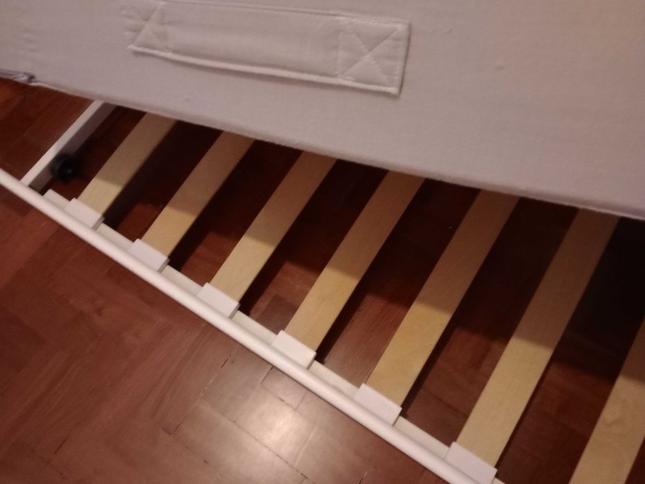Estrado de cama com colchão do Ikea