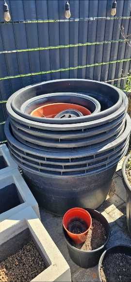 sprzedam duże donice  11 sztuk wys.55cm szerokość 65-100cm