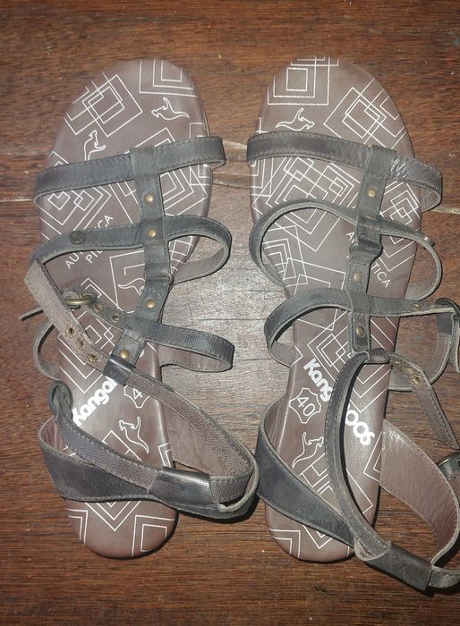 Sandálias Kangaroos tamanho 40
Castanhas, em pele
Têm ligeiro salto