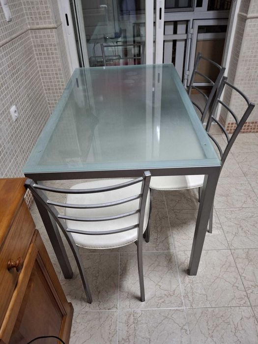 Mesa e 4 cadeiras
