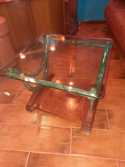 Mesa de centro com base em madeira