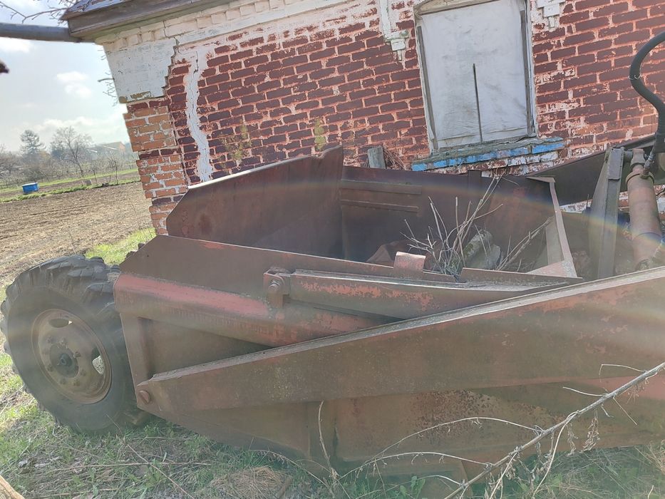 Скрепер для переміщення сипучих вантажів