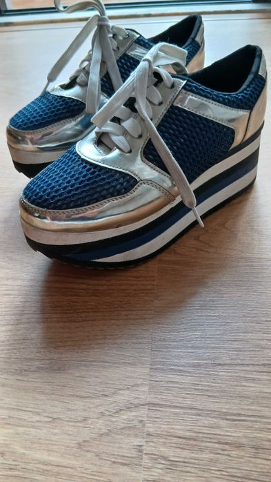 Sapatilhas azuis e prateadas