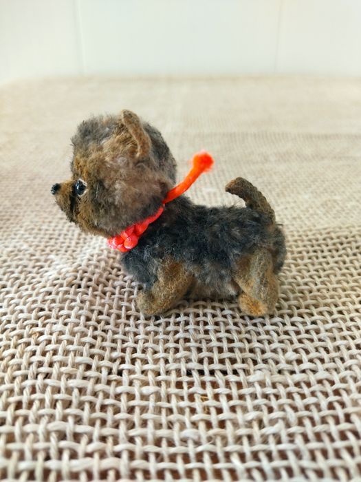 Миниатюрный песик,связан крючком