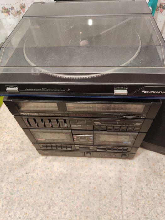 Gira-discos com rádio e cassete