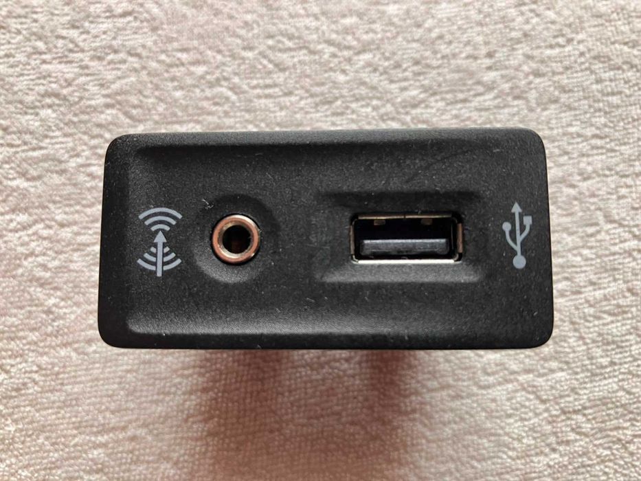 Gniazdo USB aux VW Golf Passat Transporter Sharan Seat Leon Ibiza