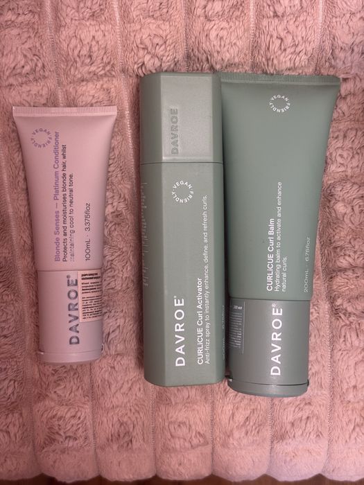 • Platinum Conditioner для світлого волосся • Curlicue Activator для локонів • Curlicue Curl Balm