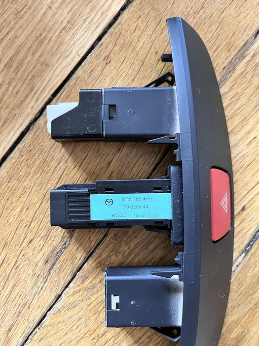 Ramka radia i panel awaryjnych Mazda 2 od 2007