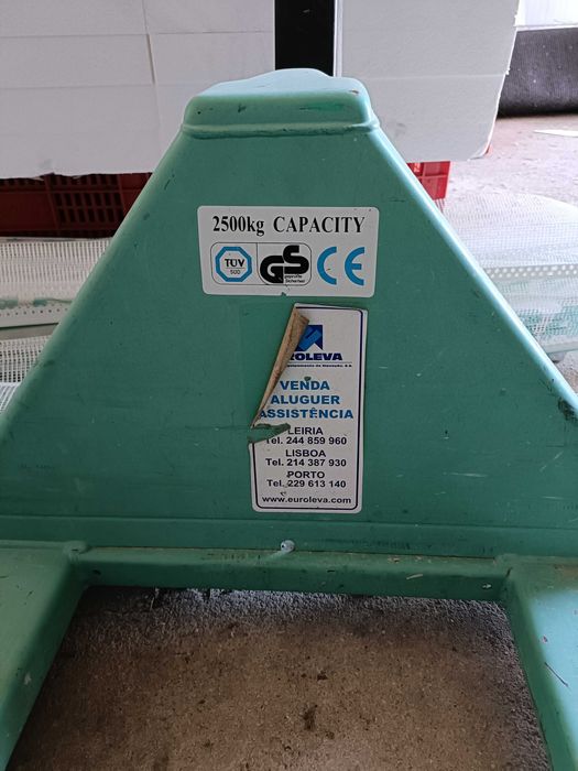 Porta-paletes 2500 Kg Mitsubishi como novo; garfos largos