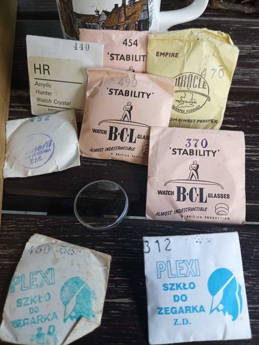 Szkiełka, różne, i okrągłe, kolorowe, jajowate i podłużne,    Delbana