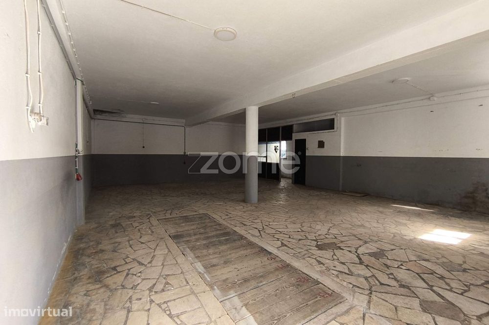 Garagem / Armazém com 85m2, p/ 6 carros, arrecadação e WC no Arneir...