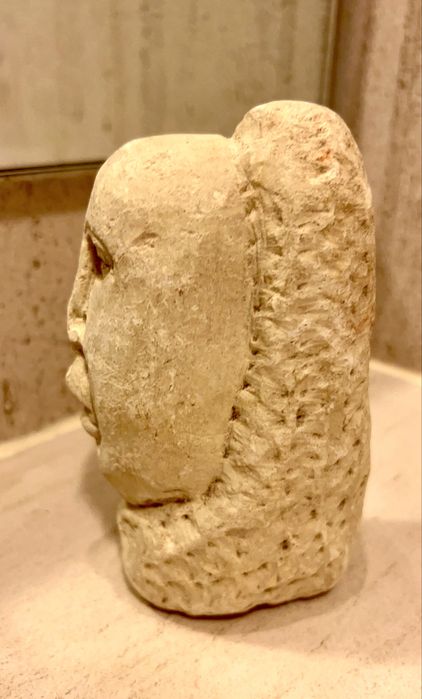 Mascara em pedra calcária talhada à mão