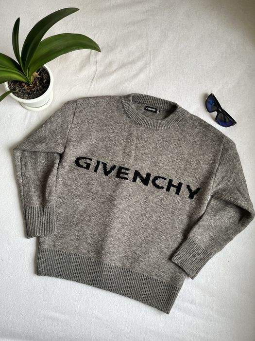 New svetr givenchy