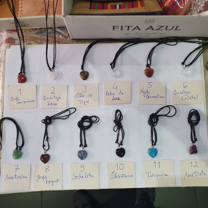 Colares de diferentes pedras e outros