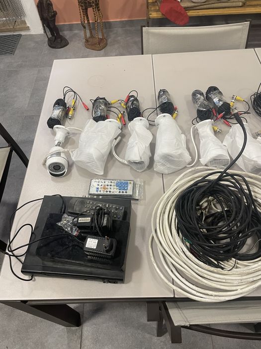 11 Câmaras de Vigilância + carregadores extra + cabos + gravador