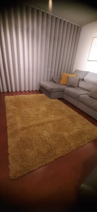 Tapete de sala amarelo torrado