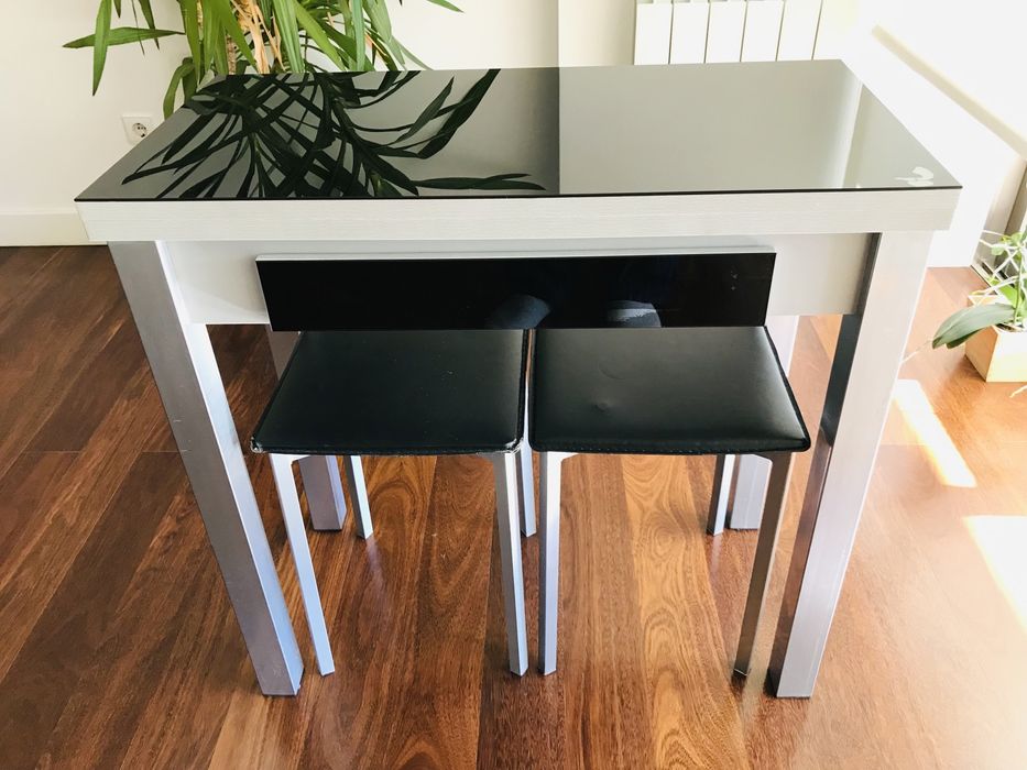 Pequeno móvel de cozinha com dois bancos