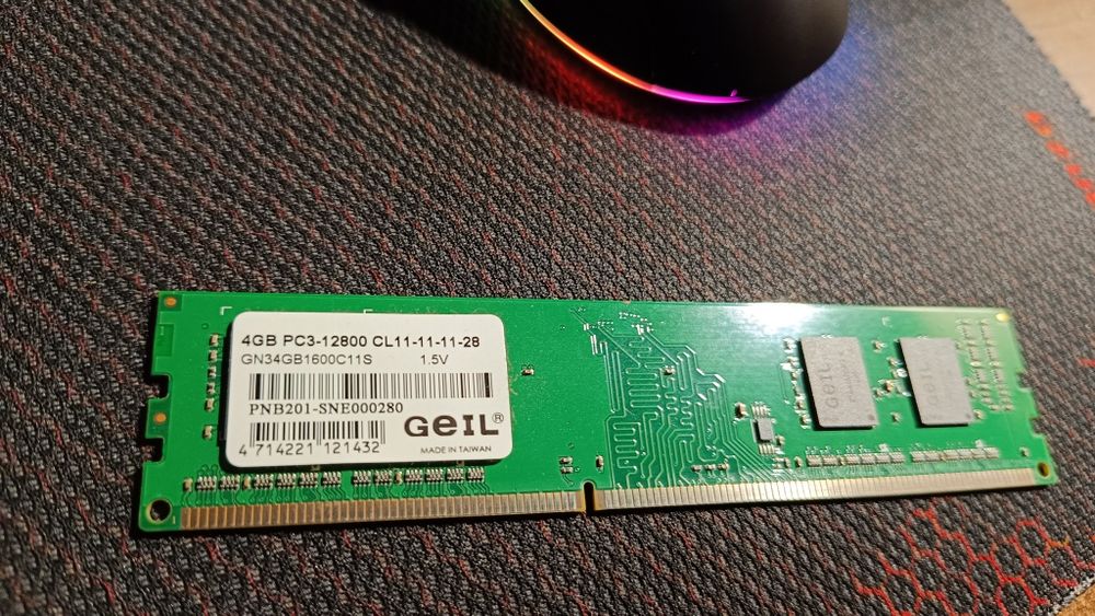 Оперативная память DDR 3  (2 шт по 4 Гб)