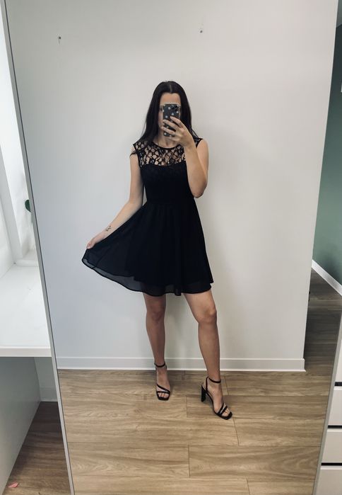 Czarna sukienka z koronkowym dekoldem