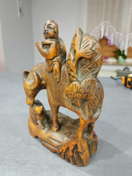 Stara,azjatycka rzeźba z twardego, ciężkiego drewna.