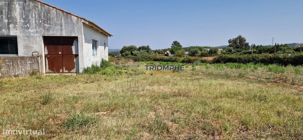 Terreno Urbano com Armazém — Asseiceira, Santarém