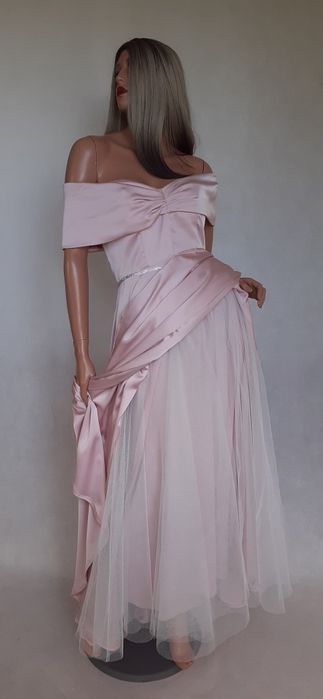 Piękna suknia z jedwabistej satyny z biżuteryjnym paskiem 40/42