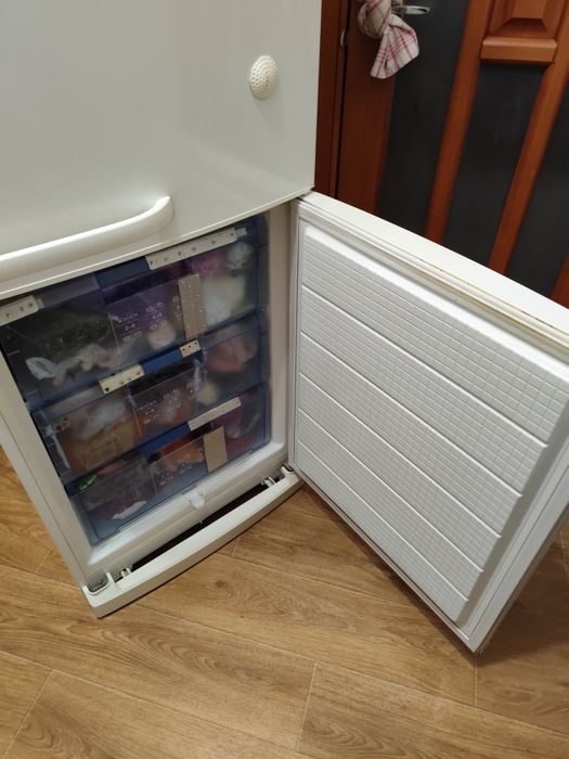 Холодильник Бош 2003 року працює