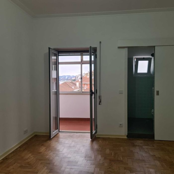 Arrenda-se T3 renovado Bairro Brinca