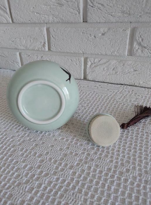 Ceramiczny pojemnik z chwostem.