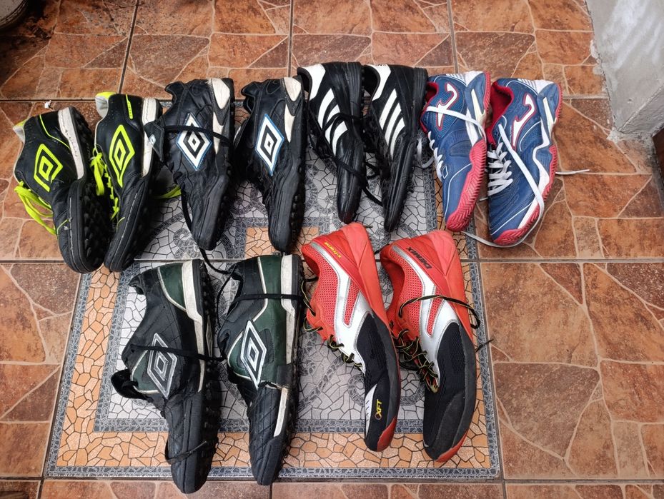 Adidas 42-43 р. Чоловічі футбольні кросівки, сороконіжки.